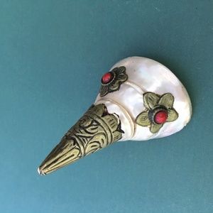 Tibet Conch Shell with Alloy Floral Coral Inlay